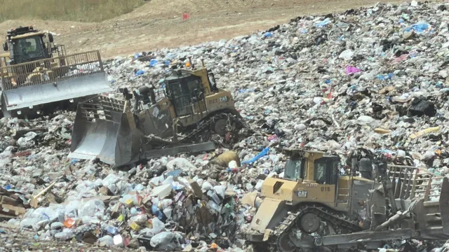Maquinaria manejando basura.