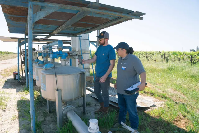 UC SFN Community Education Specialist performs outreach at a farm in Fresno County