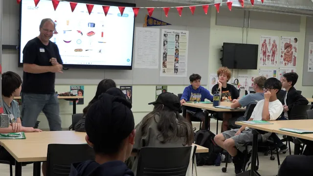 Estudiantes escuchan una clase de 4-H
