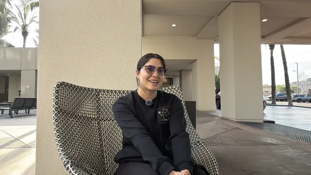Investigadora respondiendo a una entrevista.