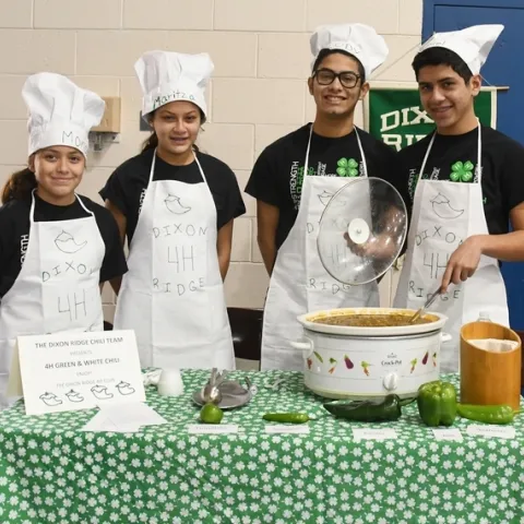 Este es el equipo campeón de chili Club 4-H Dixon Ridge, conformado por (de izquierda a derecha) los hermanos Moncerrat “Monce” Torres Cisneros, Maritzia Partida Cisneros, Rudolfo “Rudy” Radillio Cisneros y Miguel Partida Cisneros. Ellos prepararon el Chili verde y blanco 4-H. (Fotografía: Kathy Keatley Garvey)