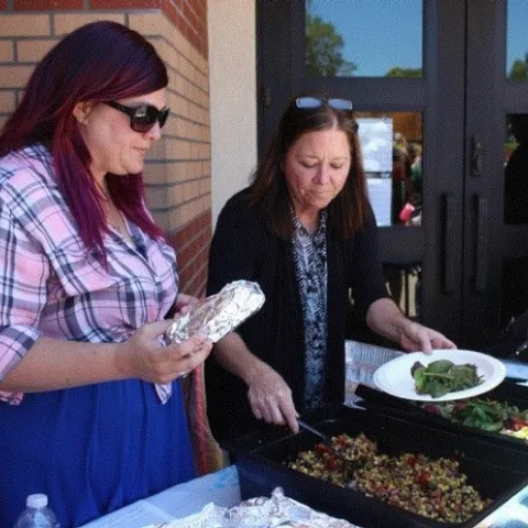 Primer (izquierda) con la supervisora de cocina, Shannon Cox, en el inicio de su Programa de Comidas de Verano. Fotografía: Andrea Keisler