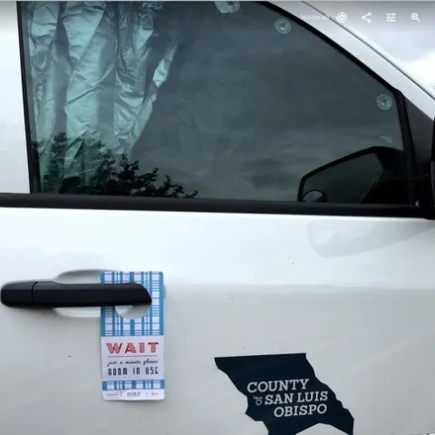 Un letrero de No molestar para la puerta del vehículo