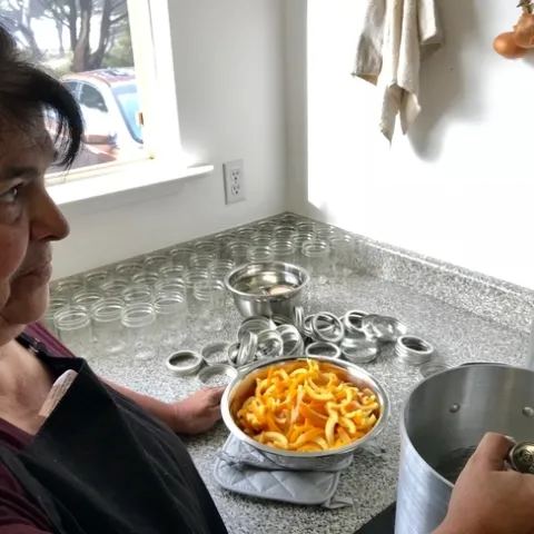 Lena McCovey, maestra en conservación de alimentos de UC se prepara para caramelizar cáscaras de naranja. (Fotografía: Barbara Goldberg)