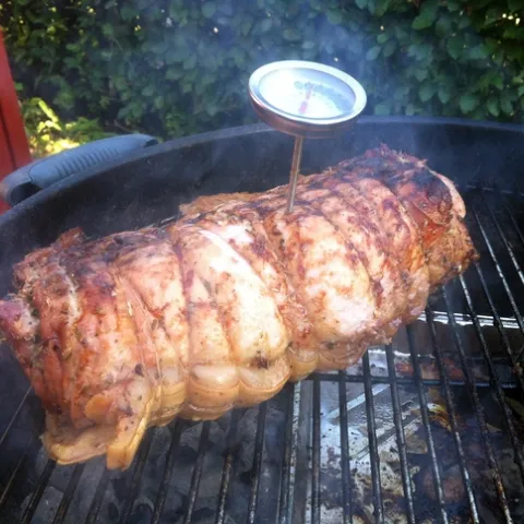 Check the internal temperature of meat cooked on the barbecue with a thermometer to make sure it has reached a safe temperature - 145 degrees for roasts, 160 degrees for ground meats. (Photo: Wikimedia Commons)