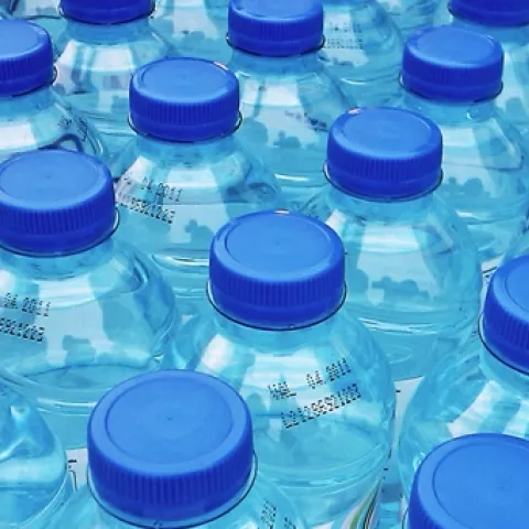 Plastic water bottles. Photo by ricardo / zone41.ne/ zone41.net.