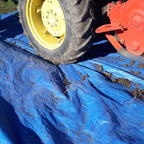 Suelo recogido desde las ruedas del tractor y el rotavator (tiller) y recolectado en una lona de plástico.
