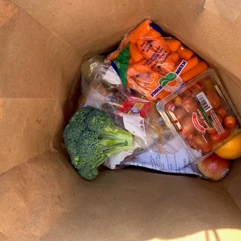 La distribución semanal de alimentos por El Distrito Escolar Unificado de North Monterey les permite ofrecer comidas nutritivas a sus estudiantes y jóvenes de sus comunidades durante el cierre de escuelas.