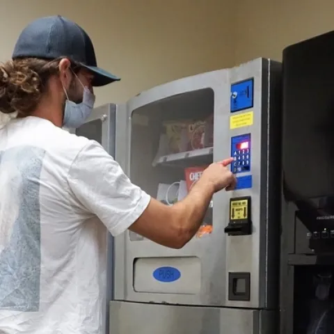 Las opciones saludables, el conteo y recordatorio sobre calorías ayuda a los consumidores a tomar buenas decisiones y con sentido cuando compran alimentos o bebidas de una máquina dispensadora.