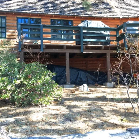 Para proteger una casa de las brasas de un incendio forestal, mueva los objetos combustibles que se encuentran debajo de terrazas anexas o dentro de una distancia de cinco pies de la estructura, recomienda Yana Valachovic, asesora forestal de Extensión Cooperativa de UC.