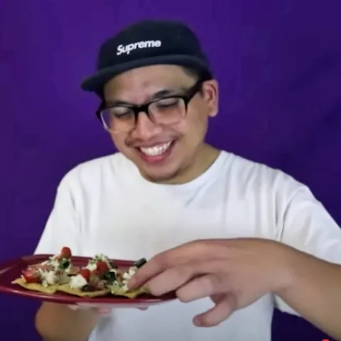 Eldon Bueno shares his healthy pita snack recipe.