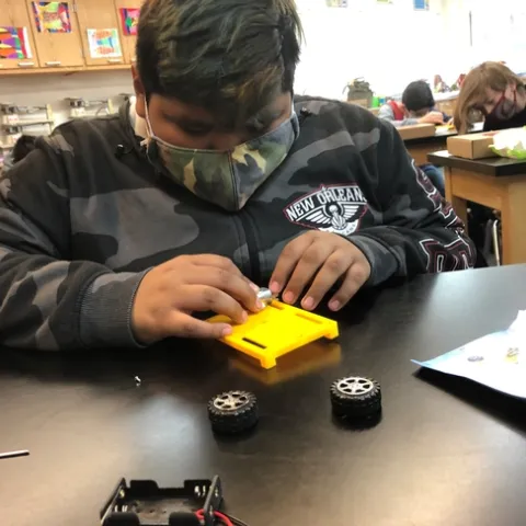 A 6th grader at Avery Middle School assembles a Mars rover. JoLynn Miller hopes the Mars project raises awareness of 4-H in their community and the variety of projects the UC ANR youth development program offers.