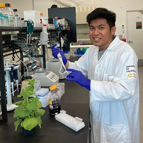 Juan Amado “Ado” Sales of the Shahid Siddique lab, UC Davis Department of Entomology and Nematology, has received a coveted summer fellowship from the UC Davis Innovation Institute for Food and Health.