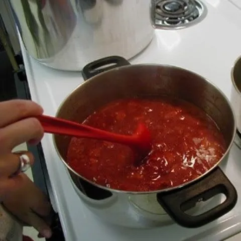 Making strawberry jam with pectin helps preserve the bright color. Photo credit: National Center for Home Food Preservation