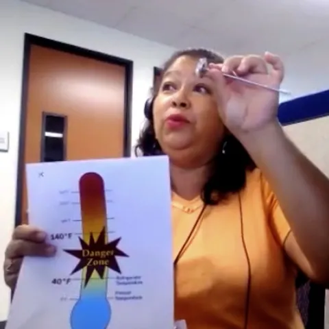 Alejandrina Orozco, nutrition educator at UCCE shows the danger zone, that is, when bacteria multiply more quickly when food is not refrigerated and can cause food poisoning