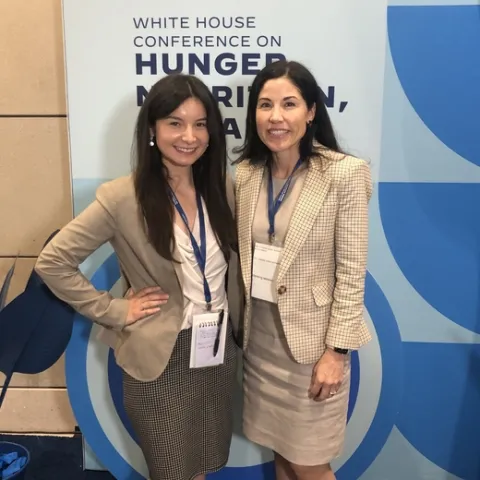 Suzanna Martínez, a la derecha, es investigadora afiliada del Instituto de Políticas de Nutrición, representa los esfuerzos de la UC, por reducir el hambre en el sistema universitario, junto a Jocelyn Villalobos, becaria del Centro de Necesidades Básicas de la UC Berkeley. Foto por cortesía de Suzanna Martinez