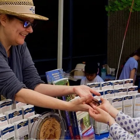 UC IPM staff Belinda Messenger-Sikes interacting with public. Photo credit: Chinh Lam.