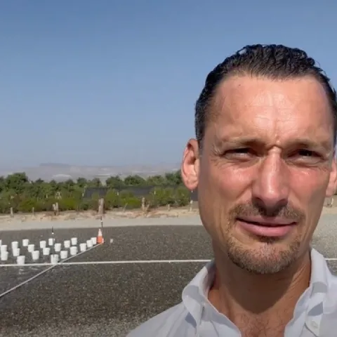 Gerry Spinelli asesor agrícola en Horticultura en el condado de San Diego de UC ANR durante un experimento en el Centro de Investigación y Extensión en Irvine para investigar qué aspersores son más eficientes, es decir, cuál ofrece mejor uniformidad en la distribución del agua.