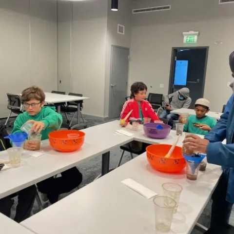 Durante su recorrido, los miembros del club Palos Verdes Península 4-H, piensan como construir su propio filtro de agua usando un equipo de materiales básicos. Todas las fotos son de Dee Keese.