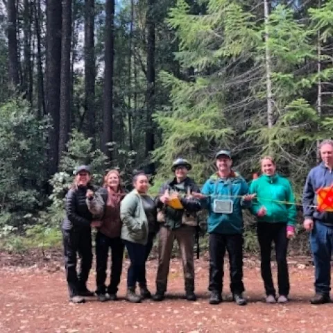 De izquierda a derecha, los colaboradores del proyecto Jennifer Sowerwine, Kathy McCovey, Vikki Preston, Frank Lake, Daniel Sarna-Wojcicki, Megan Mucioki y Shawn Bourque. El financiamiento para el proyecto Resilient Agroecosystems under Changing Climate Challenge fue posible a un subsidio del Departamento de Agricultura de los Estados Unidos.