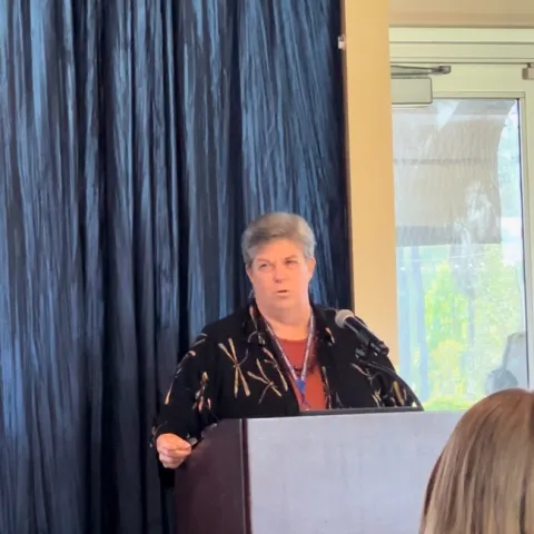 Glenda Humiston, vicepresidenta de la División de Agricultura y Recursos Naturales de la Universidad de California (UC ANR), subrayó la vital importancia de compartir los resultados de las investigaciones realizadas en UC ANR con las comunidades. Explicó que el acceso a esta información es esencial para el beneficio y el progreso de las comunidades a las que sirven.