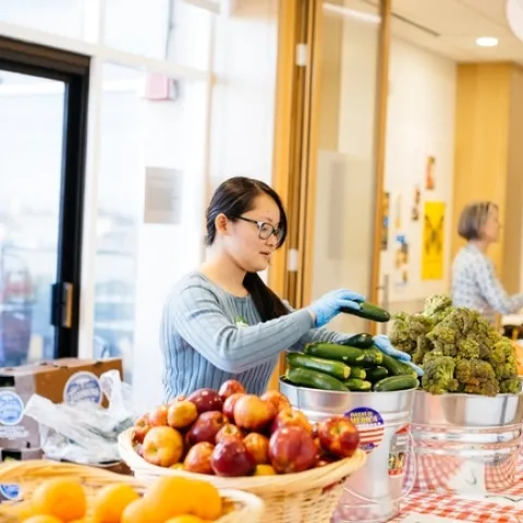 Los centros de alimentos como este en UC San Francisco suplementan el acceso de los estudiantes a los alimentos. Los requisitos extras que se les piden a los estudiantes universitarios para calificar para los beneficios de SNAP o CalFresh tienden a disuadir a muchos de recibir estos beneficios.