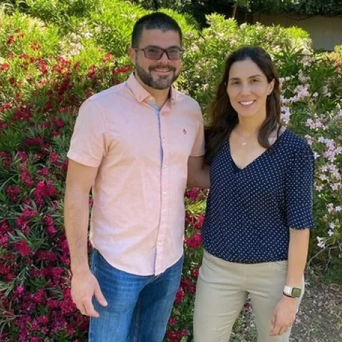 Irwin Doniz Gónzález y Bárbara Blanco-Ulate son los nuevos codirectores del Centro de Investigación y Extensión de Postcosecha de UC Davis. Ambos actualizan el enfoque del centro y ofrecen más recursos en línea, al mismo tiempo que expanden la investigación que representa los cimientos de los valores del centro hacia los agricultores e industria de la postcosecha. Fotografía por Trina Kleist, UC Davis