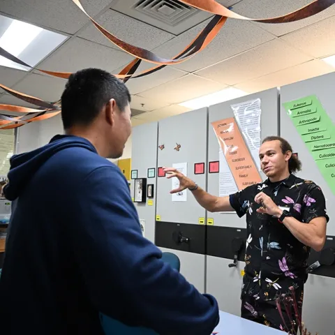 Doctoral candidate Christofer Brothers explains how a dragonfly catches prey. (Photo by Kathy Keatley Garvey)
