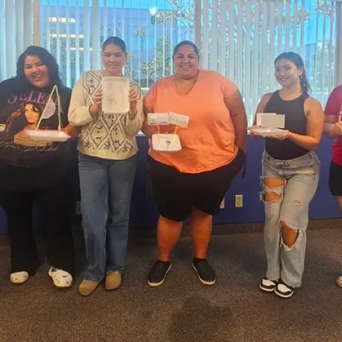 Participantes de 4-H durante la capacitación de STEM para Girls Inc. en el condado de San Diego. Fotografia cortesía de Liliana Vega