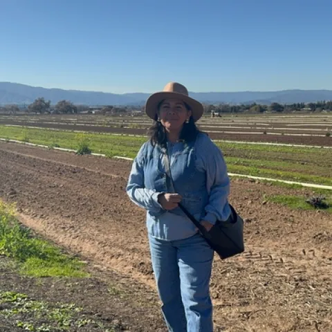Para Lupita Quintero uno de sus grandes orgullos son sus flores, mismas que comenzó a cultivar hace cinco años y que actualmente vende en los mercados de agricultores locales. "En las flores va nuestra tierra, nuestras raíces".