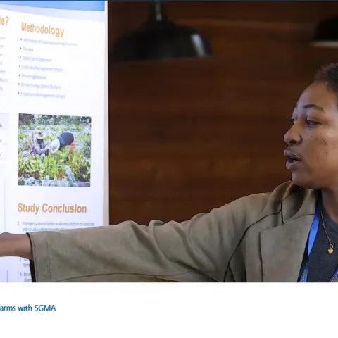 Expertos de UCANR) ayudando y apoyando a granjeros durante una reunion 