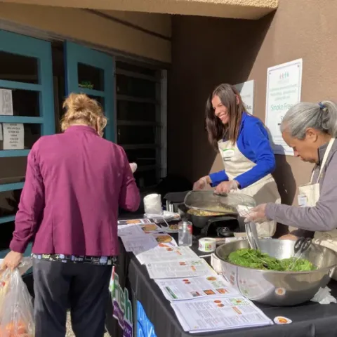 El equipo de CalFresh Healthy Living, de UC preparó comida con frutas y vegetales frescos para los visitantes del Food Farmacy 