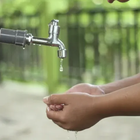 Persona lavándose las manos
