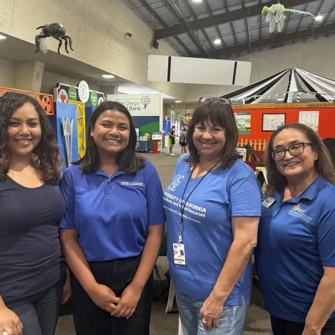 Cuatro mujeres en feria de San Diego.