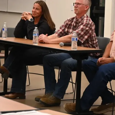 Los asistentes, escuchan a tres de los panelistas.