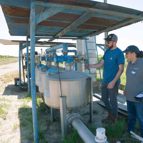 UC SFN Community Education Specialist performs outreach at a farm in Fresno County