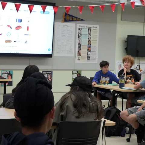 Estudiantes escuchan una clase de 4-H