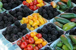 baskets berries peppers tomatoes