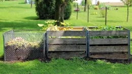 3-bin compost systems are good for those with large quantities of kitchen and garden material. Photo: Anatranias, Piqsels.com