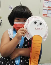 Kelsey Meng, 5, of Davis, shows her tadpole shrimp hat. (Photo by Kathy Keatley Garvey)