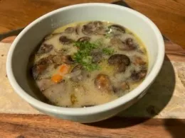 CrmyChickenMushroomSoup01