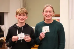 Tucker Shelton (izquierda) y su madre, Kari, con sus broches de naturalista de California.