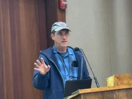 Richard Smith, extensionista de UC ANR en Salinas, CA. habló sobre cómo controlar las malezas,