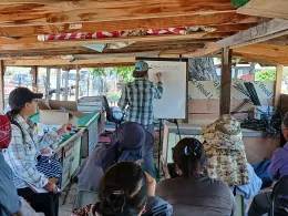 Asesora haciendo una presentación a agricultores