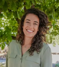 Kelsie headshot outdoors