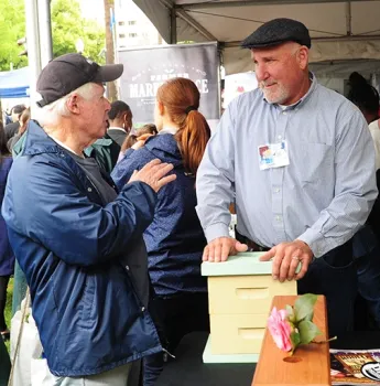 CSBA president Steve Godlin (right) of S. P Godlin Apiaries Inc., Visalia, chats with beekeeper Bill Cervenka of Bill Cervenka Aparies, Half Moon Bay. (Photo by Kathy Keatley Garvey)