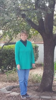 Vikki in front of Oak tree2