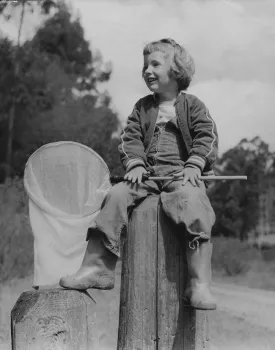 Lynn Siri (now Lynn Kimsey, UC Davis distinguished professor of entomology and director of the Bohart Museum of Entomology) expressed a strong interest in science at an early age. Her parents were both scientists. Here she is age 5 with a insect net.
