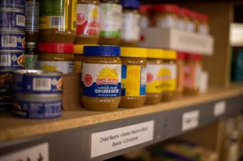 En un estudio reciente, los estudiantes reportaron que los bancos de comida en las universidades eran un apoyo para su salud en general. Fotografía por Aaron Doucett on Unsplash.