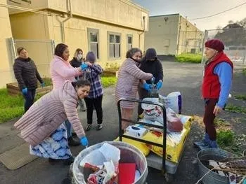 Graduados de Ciencias de la Nutrición, Familia y Consumidor, asistieron a la distribución de plantas de vegetales y tierra y una clase para practicar. Fotografía por Anne Sutherland.